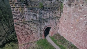 Heute zweigeschossiger Torturm mit Buckelquaderschale