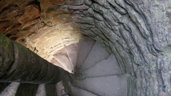 Der Zugang zur Schildmauerplattform erfolgt über eine hochliegende Wendeltreppe. die nur über den Wehrgang erreichbar war. Die Wendeltreppe war so eng, dass sie von einem Mann verteidigt werden konnte.