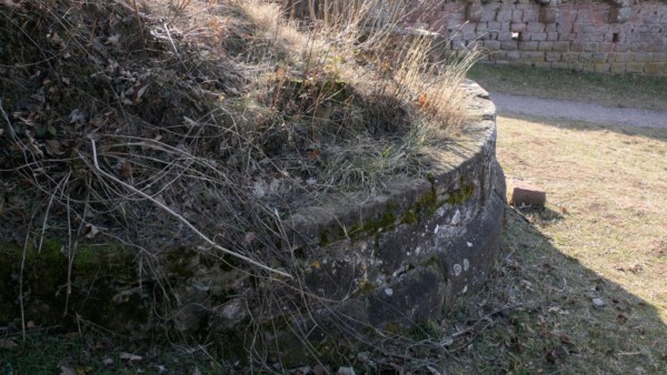 Der Felsturm war früher ummandelt, die unteren Steinlagen sind noch vorhanden. Rechts sperrte ein Tor den Zugang aus der Vorburg in den Südzwinger.