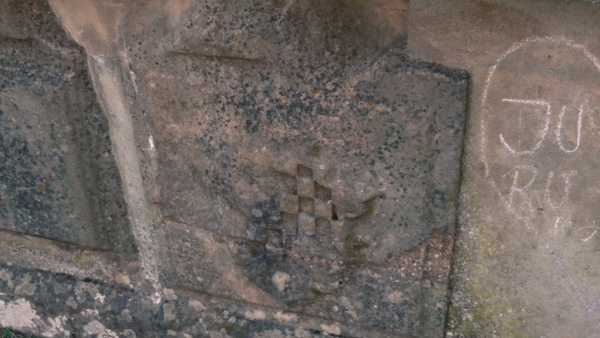 Wappenstein der Grafen von Sponheim an der Zisterne in dersüdlichen Unterburg