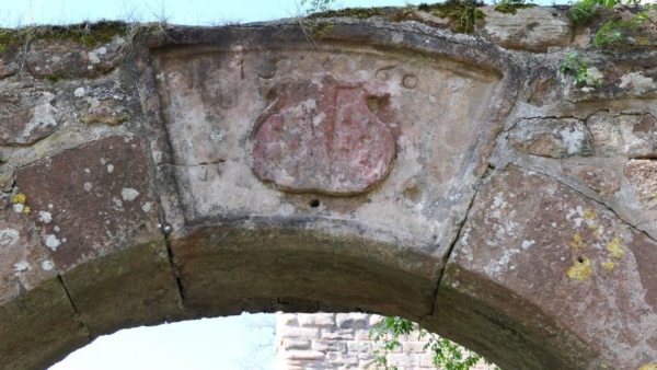 Wappenstein im Schlusstein des Torbogens