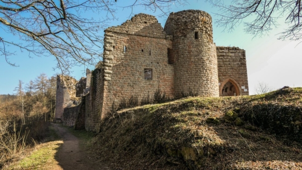 Westzugang zur Burg mit Flankierungsturm und Wirtschaftsgebäude, aus deren Schießscharten ebenfalls der Zugang überwacht werden konnte. Links die Außenwand des Nordzwingers, im Hintergrund der gesprengte Nordteil der Schildmauer. Der Weg entlang der Nordmauer wurde erst 1979 für dessen Sanierung angelegt.