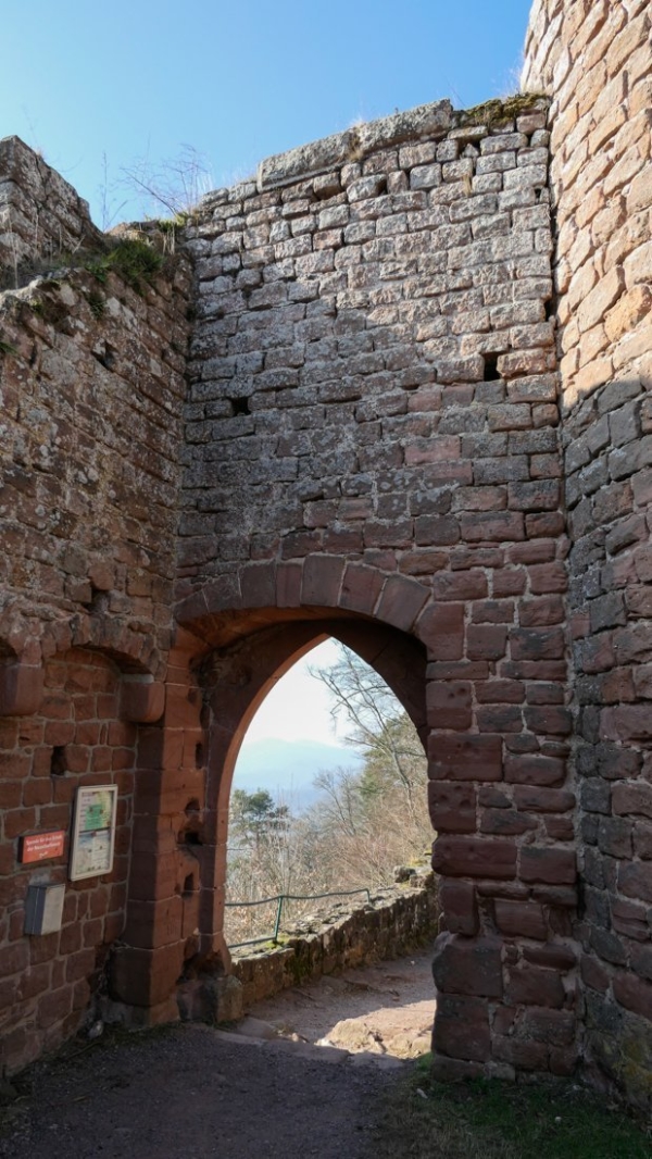 Das Tor steht in einer Stichbogennische, ist spitzbogig und verfügt über ein doppelt gefasste Gewände. Einst war es von einem Wehrgang mit Pechnase belrönt-