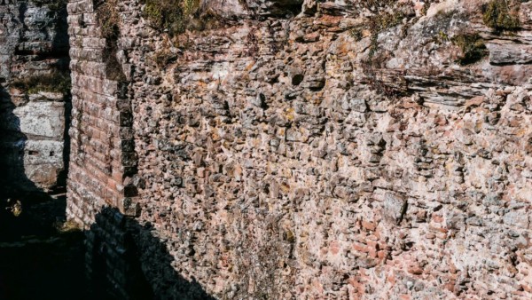 An seiner Nordseite wird der Hof nach fünf Metern von der Felsbarriere des Zentralfelsens begrenzt, der auf 30 Metern Länge, zehn Metern Höhe und sieben Metern Breite die Oberburg trug. Die Bekleidung des Felsens fehlt zum großen Teil, sie bestand aus großen Buckelquadern mit Randschlag und Zangenlöchern