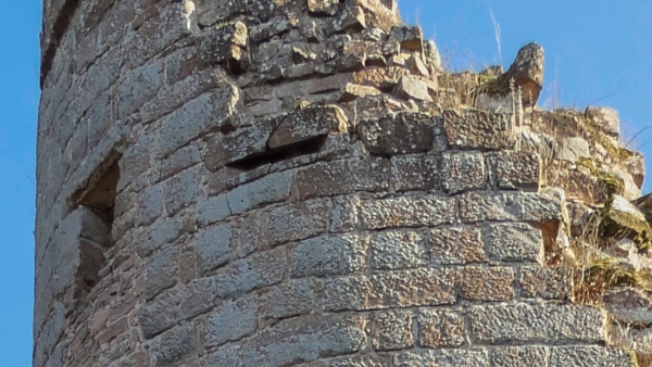 Im oberen Bereich des zerstörten und nicht mehr zugänglichen Rundung des Nordanbaus der Schildmauer fallen zwei weitere Öffnungen auf. Die große hochrechteckige Scharte (links) diente zweifelsfrei als Ausschussöffnung für ein Geschütz ("Feldstück auf Laden"), zumal aus dieser Position Pulver-Handwaffen gegen Ziele auf den Wegen keine ausreichende Kampfentfernung hatten. Die flache querrechteckige Öffnung ist vermutlich ein Belüftungs- und/oder Beobachtungsschlitz. Für Haken fehlt es an einer entsprechenden Schartenhöhe .