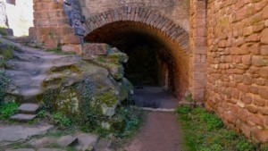 Kleiner Hof zwischen den Gebäuden der östlichen Unterburg