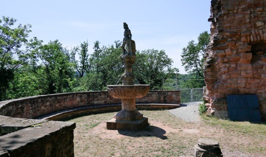 Die Reste des Kleinen Rondells tritt halbrund vor die Südmauer hinaus. Die Brunnenschale entstand um 1560 und zeigt vier Wappenpaare. Die Statue wurde erst 1900 aufgesetzt.