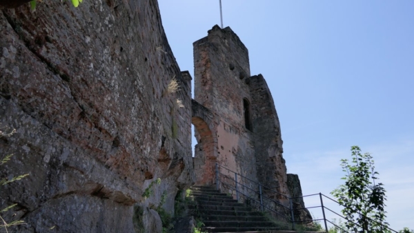Es ist der einzig erhaltene Teil der alten Oberburg.