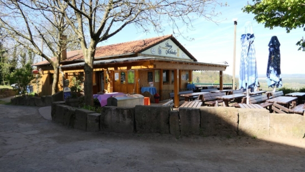 Am Platz der heutigen Schänke stand früher der Marstall. Rechts schloss sich sich Nordbastion an, die aber völlig abgegangen ist.