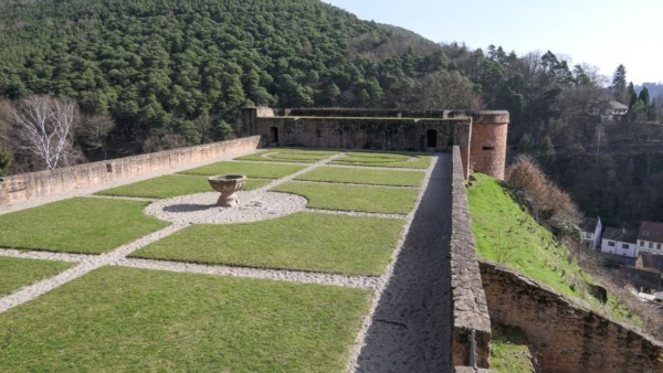 Die langgezogene Bergnase bis zum Ostwerk wurde 1501 zu einer Gartenanlage umgestaltet. Sie dürfte seinerzeit eine etwas repräsentativere Bepflanzung gehabt haben.