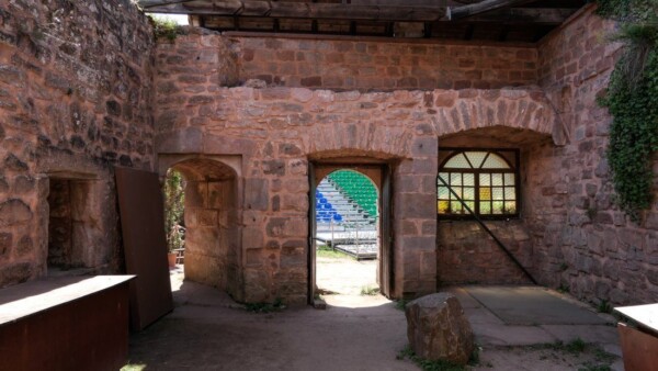 Blick von der Kochstelle zum hofseitigen Kücheneingang. Links geht es zur 1. Ebene des Großen Rondells