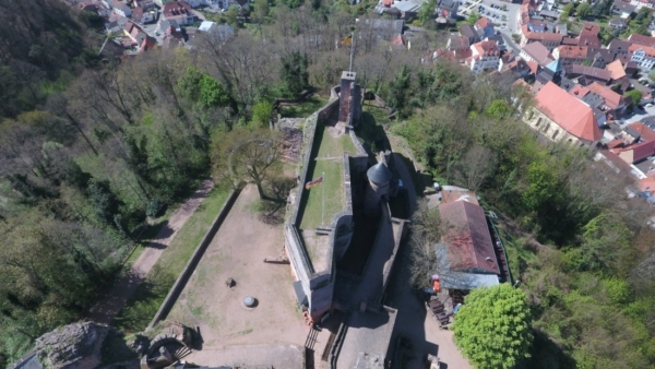 Der Felsrücken ist 50 Meter lang und 15 Meter hoch und von polygoner Gestalt. Das Plateau ist mit neuzeitlichen Brüstungsmauern umgeben, die ursprüngliche Bebauung ist bis auf die Reste eines Wartturms abgetragen worden.