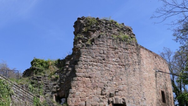 Die Mauerstärke betrug etwa 6m. Nur durch ein neues Schießverfahren (Taktschießen) gelang es, den Turm durch Schwingung zum Einsturz zu bringen.