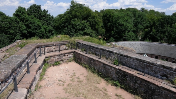 An dieser Stelle stand 1522 noch der Stumpf des abgetragenen Bergfrieds aus der nachstaufischen Zeit. Hier ließ Franz v. Sickingen eine Stellung für 10-Pfünder Mörser einrichten.