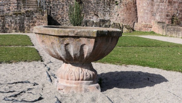 Es ist nicht ganz klar, ob diese Brunnenschale im großen Ausfallgarten oder um Lustgarten aufgestellt war.