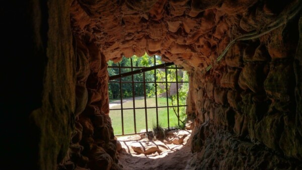 Innenansicht der Scharte mit Hauptkampfrichtung Südrondell und auf den Burgweg vor das Haupttor