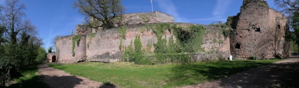 Die Südfront mit Haupttor, Kleinem Rondell, südlichem Bering und dem Großen Rondell.