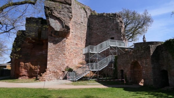 er Felsgrat aus rotem Sandstein ist 15 Meter hoch, teils ist er mit Mauerwerk verkleidet. Er bildet den alten Kern der Burg. Der Zentralfels ist der eigentliche NANSTEIN. Die Metalltreppe dient dem Zugang zu der Besuchertribüne für die Sommerveranstaltungen. Rechts das Haupttor von 1555.