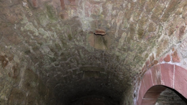 Gusslöcher in der Tordurchfahrt des Nordturmes von Altdahn