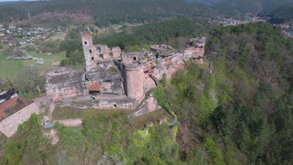 Typischer Aufbau einer Felsenburg: (1) Unterburg beiderseits des Kernfelsens (2) Bebaute Oberburg (3) Felsgänge in dem ausgehöhltem Burgfelsen (4) Mit Türmen gesicherte Aufgänge zur Oberburg Altdahn aus Südosten