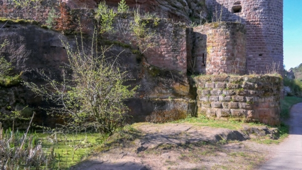 Neuzeitliche Aufmauerung des Flankierungsturmes Neuzeitliche Aufmauerung des Flankierungsturmes