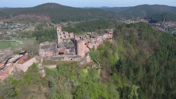 Die Anlage zählt zu den Felsenburgen. Die Unterburg liegt im Schutze eines mächtigen, ausgehöhlten Zentralfelsens. Die Aufgänge zu Oberburg wurden durch 2 mächtige Hufeisentürme gesichert. Die Oberburg nutze den gesamten Fels aus. Altdahn aus Südosten