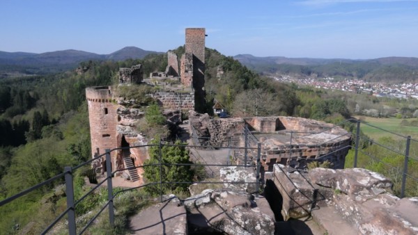 Altdahn mit den Kanonentragenden Tortürmen und einem schlanken Wartturm Blick vom Ostfelsen über die Gesamtanlage von Altdahn