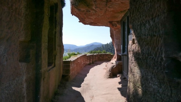 Altdahn: Weg durch Torhalle mit Wächternischen zwischen den Altdahner Burgfelsen Durchgang zwischen den beiden Burgfelsen von Altdahn