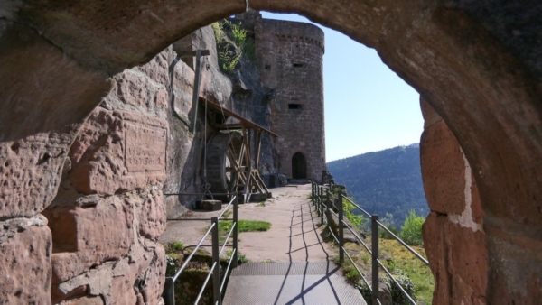 Blick auf den Südturm von Altdahn vom Westtor