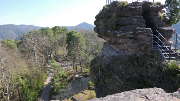 Blick von der Plattform des Nordturms in die vermutete Hauptangriffsseite des Feindes. Blick auf Halsgraben von Geschützplattform des Nordturms