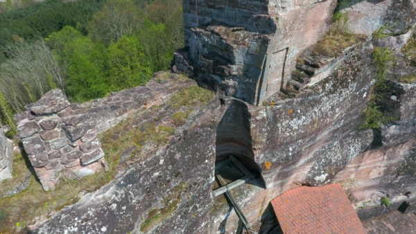 Durch einen Felssturz 1820 wurde die umgekehrt trichterförmige Tankzisterne erst sichtbar. Links die Reste der ehemligen Oberburgbebauung. Blick auf trichterförmige Zisterne im Zentralfelsen von Altdahn