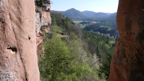 Im dritten Stock des Südturms öffnet sich nach Osten eine hochrechteckige Öffnung von 30 x 80cm. Sie weist keine Lüftungsschlitze auf. Blick aus dem hochrechteckigen Schießfenster im Südturm