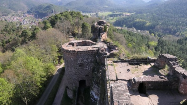 Bedrohung Altdahns durch Geschützstellungen auf den beiden Bergkuppen in 250m Entfernung östlich der Burg Bedrohungsanalyse von Altdahn im 15. Jahrhundert