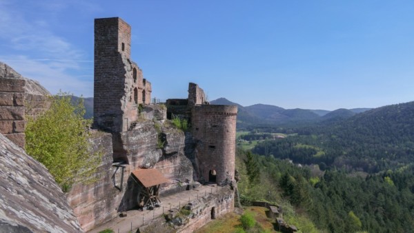 Durch einen Felssturz im Jahr 1820 sind weite Teile des Altdahner Burgfelsens, der die Oberburg trug, abgegangen. Heute steht hier eine Replik eines Hebezeuges. Rechts die mittlere und unterese Terrasse, die die Unterburg mit Funktionsgebäuden trugen..
Die Oberburg wird durch die Reste des hohen Wartturms überragt. Altdahn: Südseite mit Wartturm, weiteren Resten der Oberburg und dem mächtigen Südturm