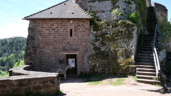 Unterburg (heute Museum) und Treppenaufgang zur Oberburg von Grafendahn