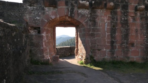 Durchgang vom Palas zur Geschützplattform des Südturms Auf Burg Altdahn Durchgang vom Palas zur Geschützplattform des Südturms