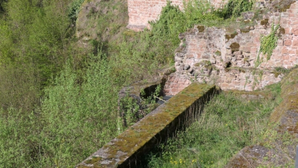 Flankierungsturm mit Brunnen im SW der Unterburg