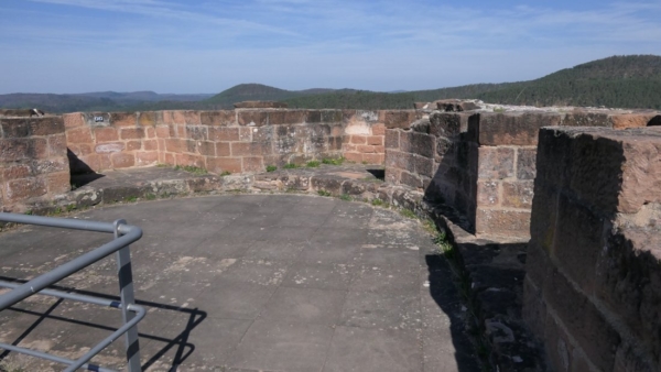 Der obere Abschluss des Nordturms wurde in den letzten Jahren restauriert. Die Scharten der Geschützstände wurde dabei aus Sicherheitsgründen außenseitig aufgemauert. Aus vier Stellungen konnte von hier oben der Feuerkampf mit langrohrigen Schlangengeschützen geführt werden. Restaurierte Geschützplattform des Nordturms von Altdahn
