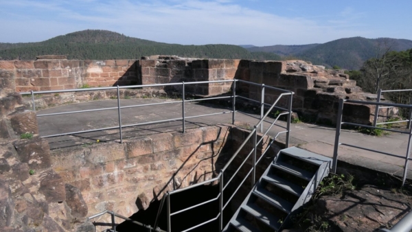 Unbedachte Dachplattform des Nördlichen Torturms auf Altdahn Geschützplattform mit Treppenniedergang in den Nordturm