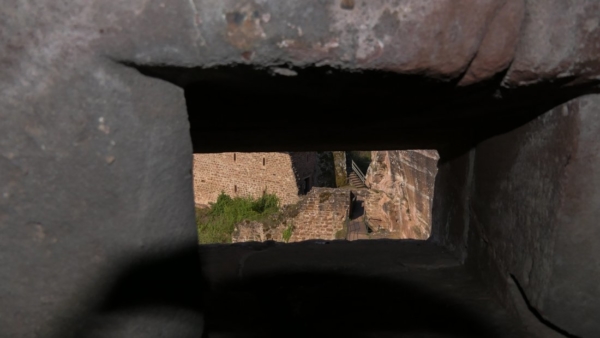 Kleine Querscharte von 40 x 20cm in dem aus dem Fels etwas hervortretenden Viertelturms für den Einsatz einer Pulverhandwaffe, vermutlich eines Doppelhakens. Handwaffenscharte im Viertelturm von Altdahn