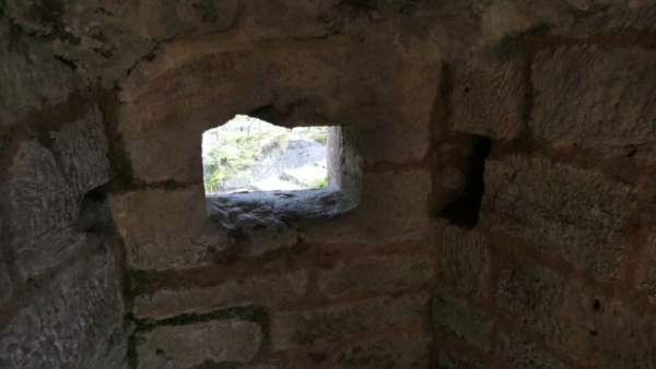 Geschützstand für 2-Pfünder im zweiten Obergeschoss des Nordturms von Altdahn Geschützstand im zweiten Obergeschoss des Nordturms von Altdahn