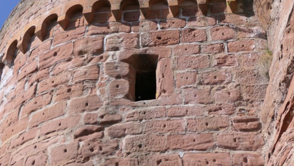 Im dritten Stock des Südturems öffnet sich nach Osten eine hochrechteckige Öffnung von 30 x 80cm. Sie weist keine Lüftungsschlitze auf. Der mutmaßliche militärische Verwendungszweck ergibt sich nicht auf den ersten Blick, da es keine Kanonenscharte ist. Hochrechteckige Öffnung in der Ostseite des Südturms von Altdahn