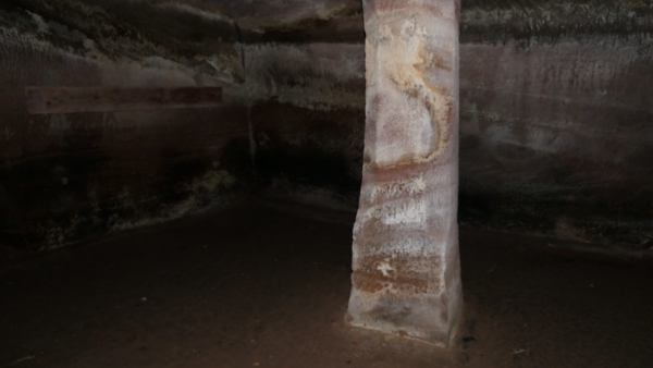 Mittelpfeiler in der Felsenkammer im Nordturm von Altdahn
