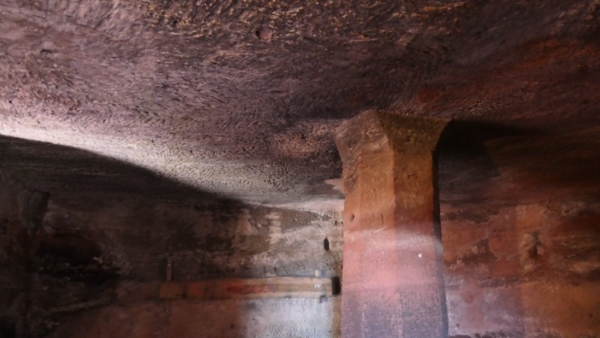 Im Süd- wie auch im Nordturm hat man den Burgfels ausgehöhlt und mit einer Felskammer versehen. Ein Mittelpfeiler dient der Stabilität. Felskammer am Südturm von Altdahn
