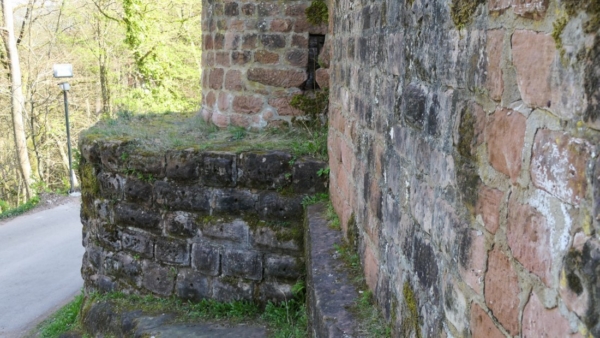 Die Innenschalte mit den Schlüsselscharte ist eine neuzeitliche Aufmauererung. Rundstumpf des Flankierungstürmchens des hohen Mantels