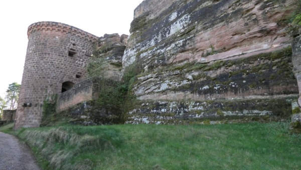 Nördliche Unterburg von Altdahn kaum noch zu erkennen