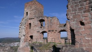 Palaswand und Wartturm der Oberburg von Altdahn