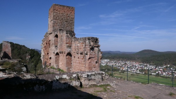 Auf der Nordseite von Altdahn haben sich die Palaswand und der Wartturm aus dem 13. Jh. erhalten. Palas Innenwand und Wartturm (Abbortturm) von Altdahn
