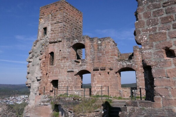 Der steile Nordhang schützt die Dahner Schlössergruppe vor Angriffen aus dieser Richtung Oberburg von Altdahn aus Norden