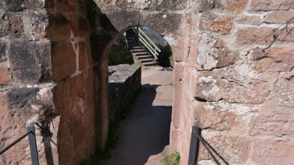 Pforte mit Durchgang von Altdahn nach Grafendahn Pforte am Westausgang von Altdahn zur angrenzendenen Burg Grafendahn